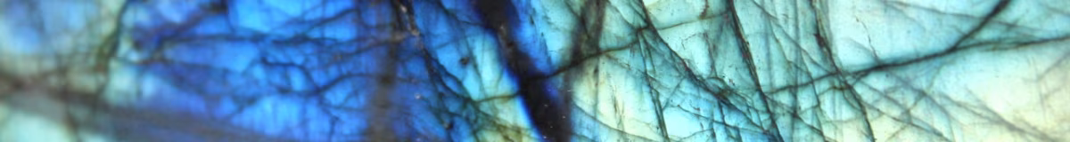 Labradorite : Découvrez les secrets de cette pierre aux reflets mystérieux labradorite bloc 030