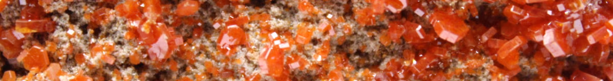 Découvrez la vanadinite : un minéral aux cristaux hexagonaux d'un rouge éclatant vanadinite maroc 110