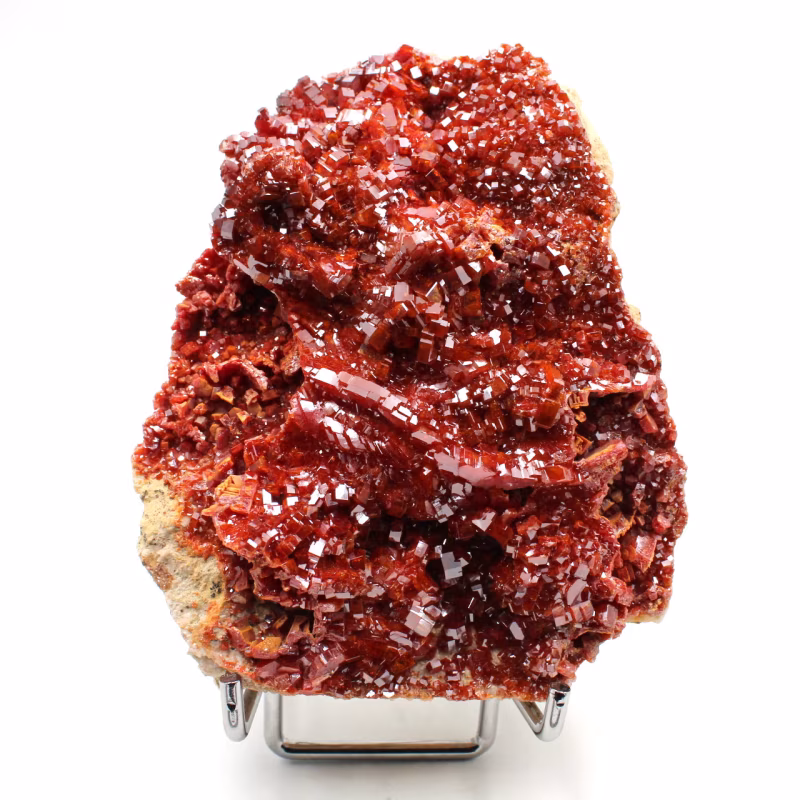 Découvrez la vanadinite : un minéral aux cristaux hexagonaux d'un rouge éclatant IMG 0053