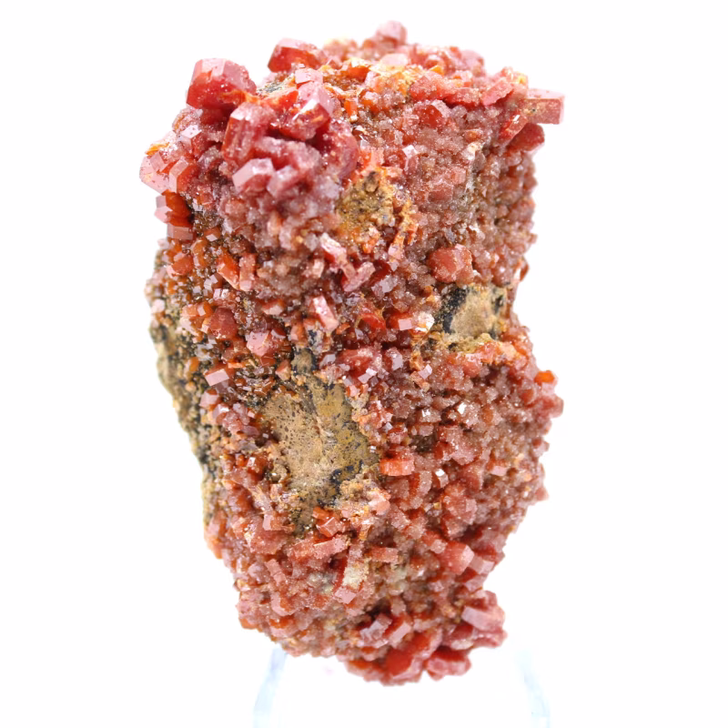 Découvrez la vanadinite : un minéral aux cristaux hexagonaux d'un rouge éclatant vanadinite maroc 015