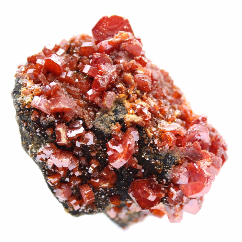 Découvrez la vanadinite : un minéral aux cristaux hexagonaux d'un rouge éclatant vanadinite maroc 018