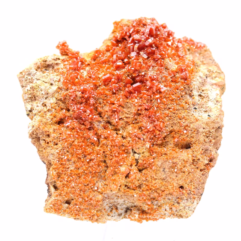 Découvrez la vanadinite : un minéral aux cristaux hexagonaux d'un rouge éclatant vanadinite maroc 045