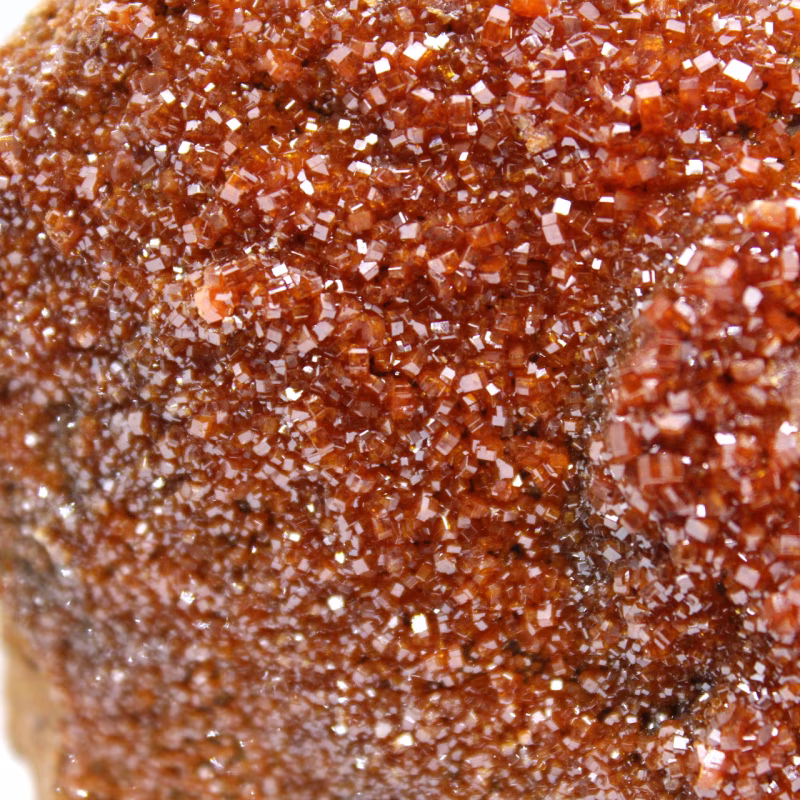 Découvrez la vanadinite : un minéral aux cristaux hexagonaux d'un rouge éclatant vanadinite maroc 054