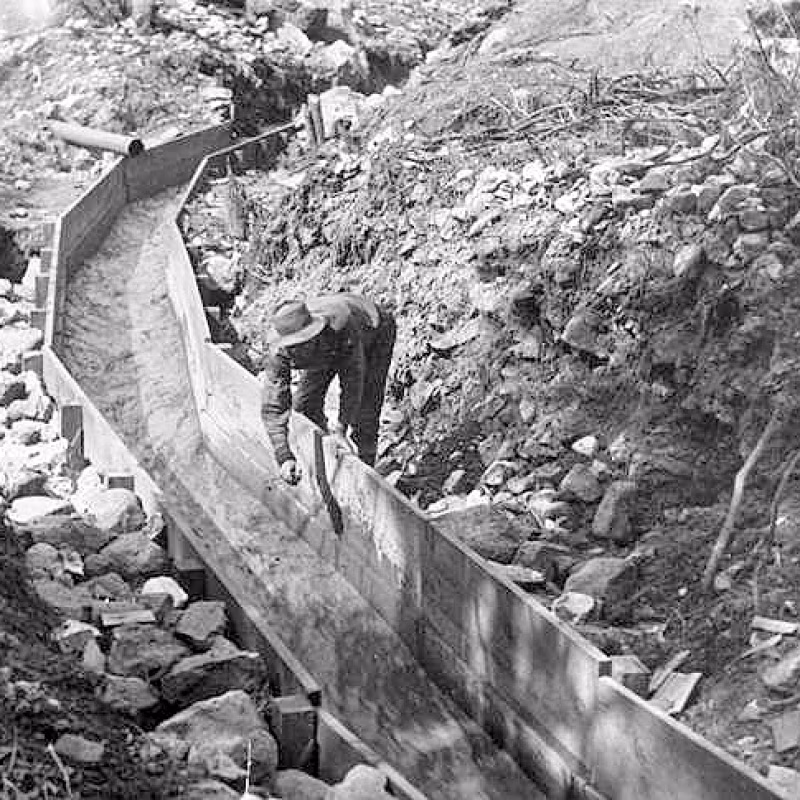 L’histoire de la ruée vers l’or aux États-Unis Wooden gold sluice in California between 1890 and 1915