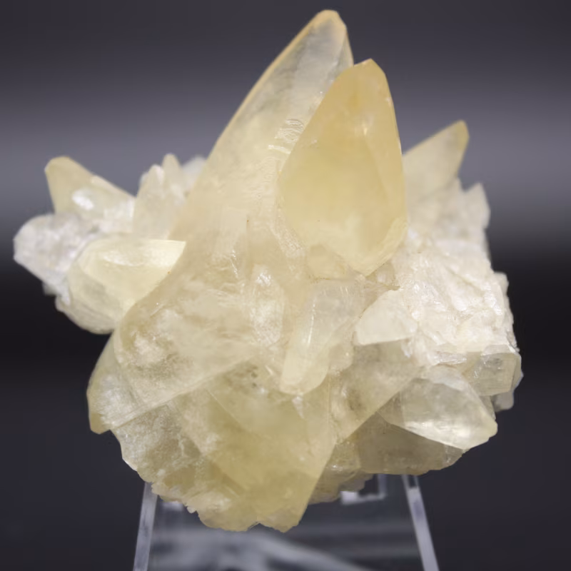 Les minéraux fluorescents : quand les pierres brillent dans le noir calcite 54