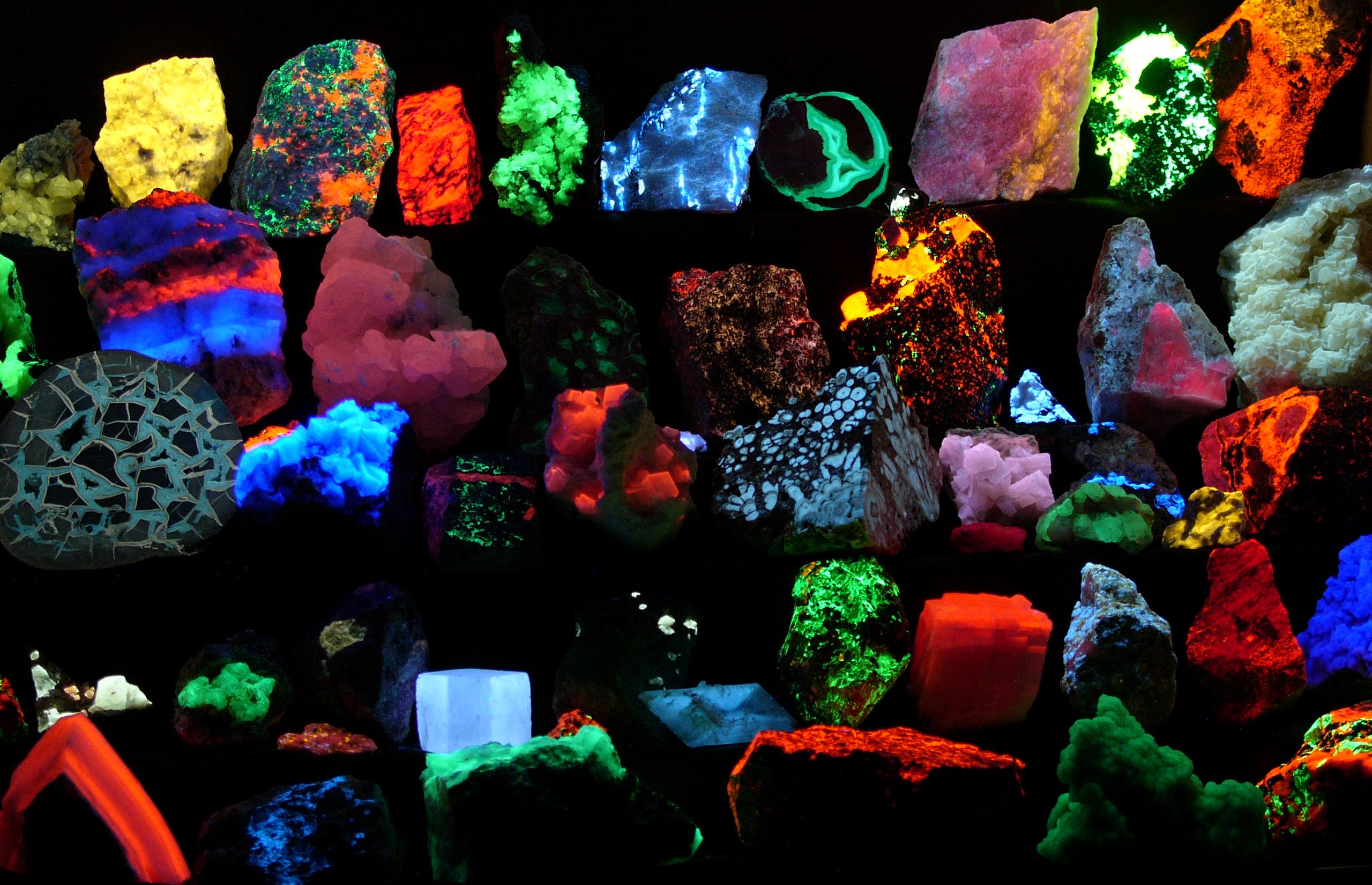 Les minéraux fluorescents : quand les pierres brillent dans le noir