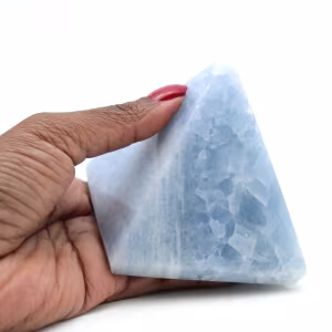 Pyramide en calcite bleue