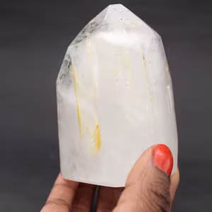 Prisme de quartz avec inclusion