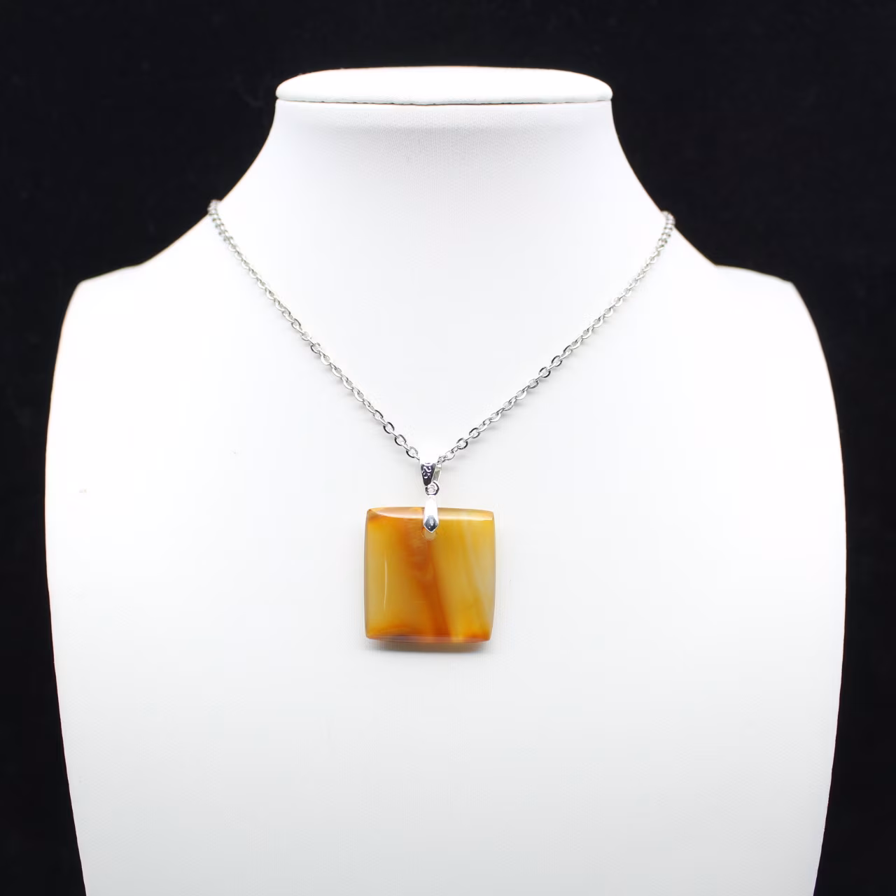 Pendentif carré en cornaline