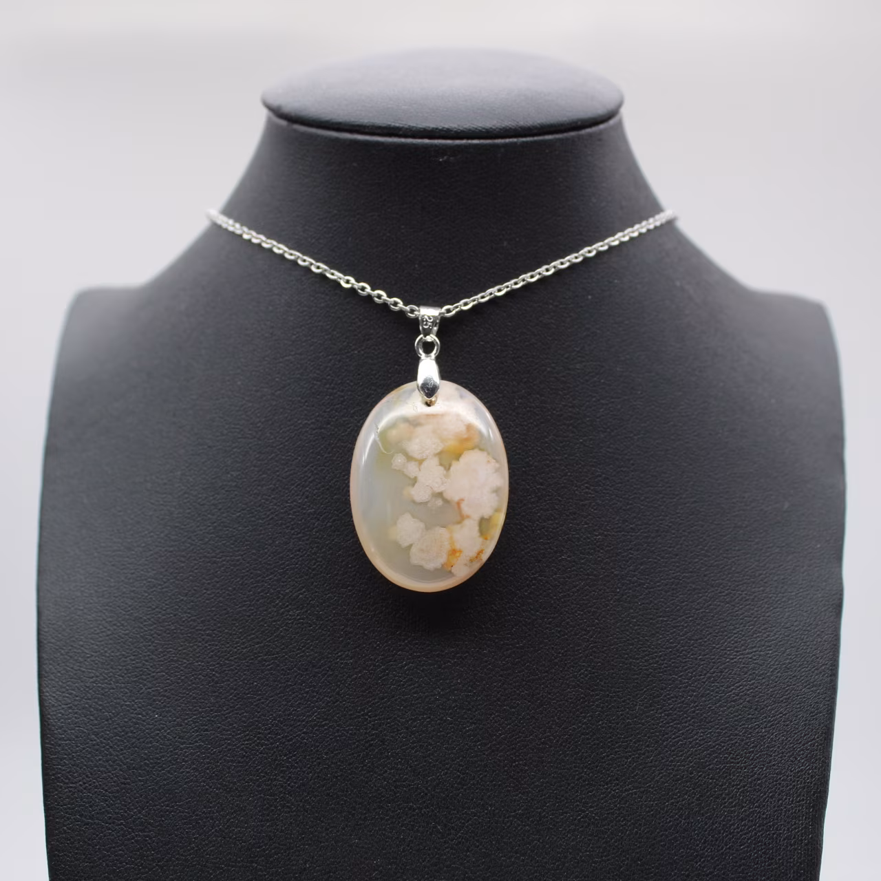 Pendentif ovale en agate fleur