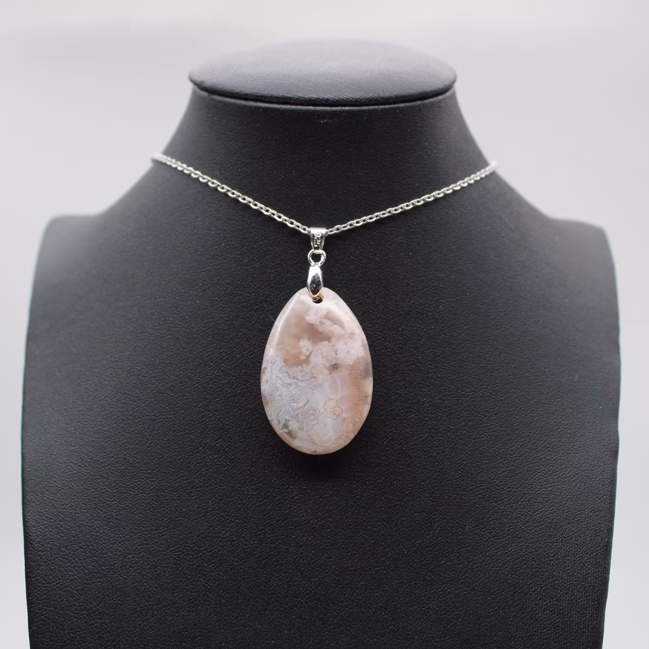 Pendentif ovale en agate fleur