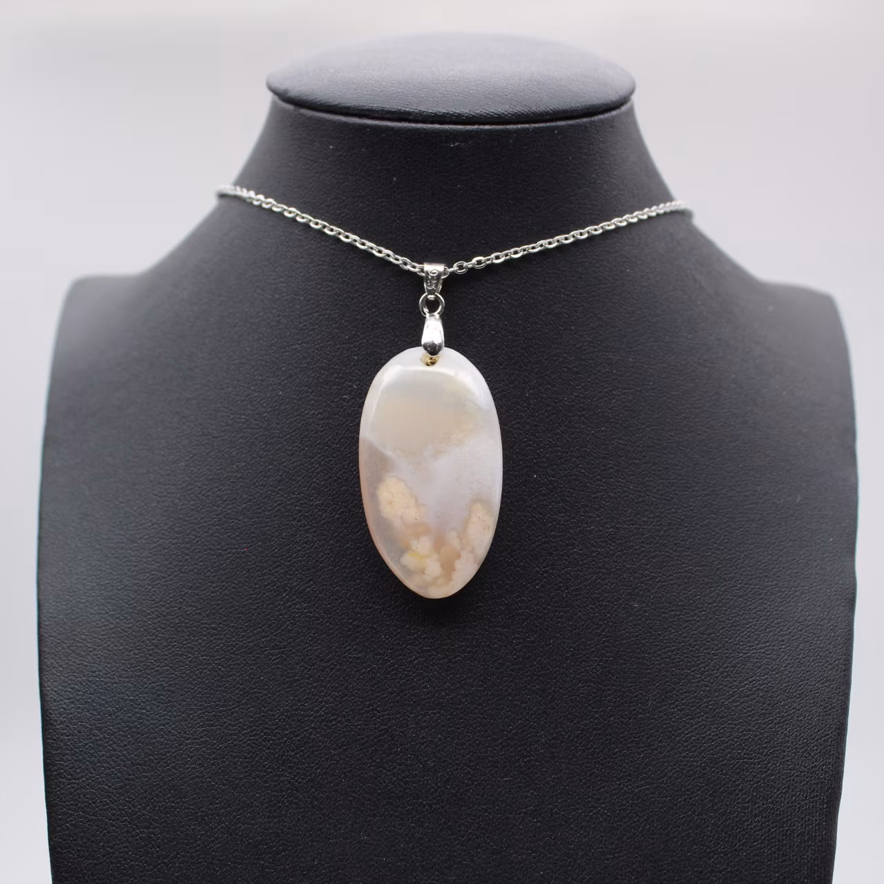 Pendentif ovale en agate fleur