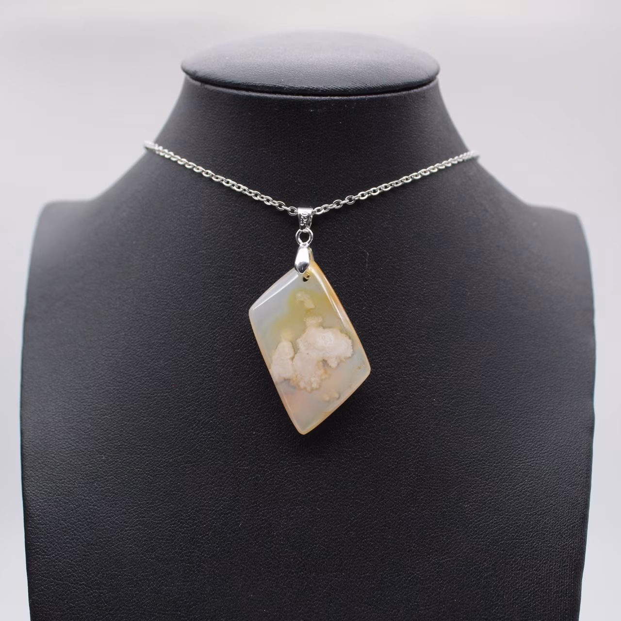 Pendentif losange en agate fleur