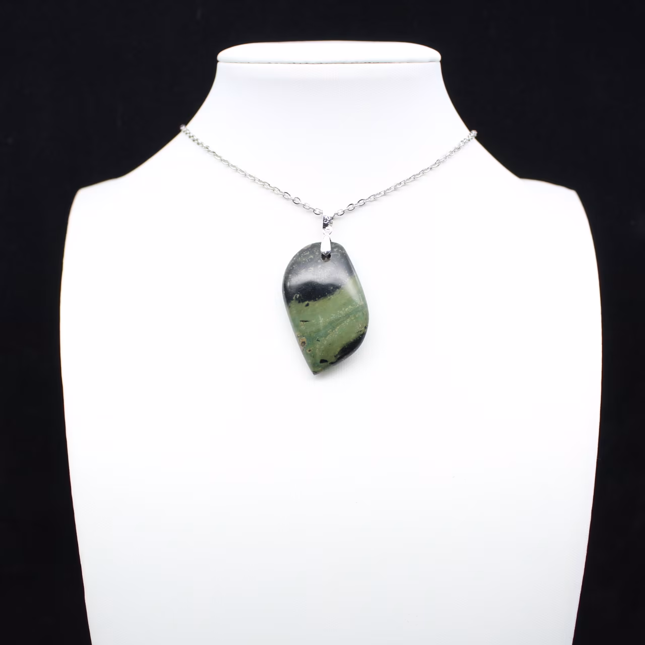 Pendentif de jaspe kambamba en forme de flamme