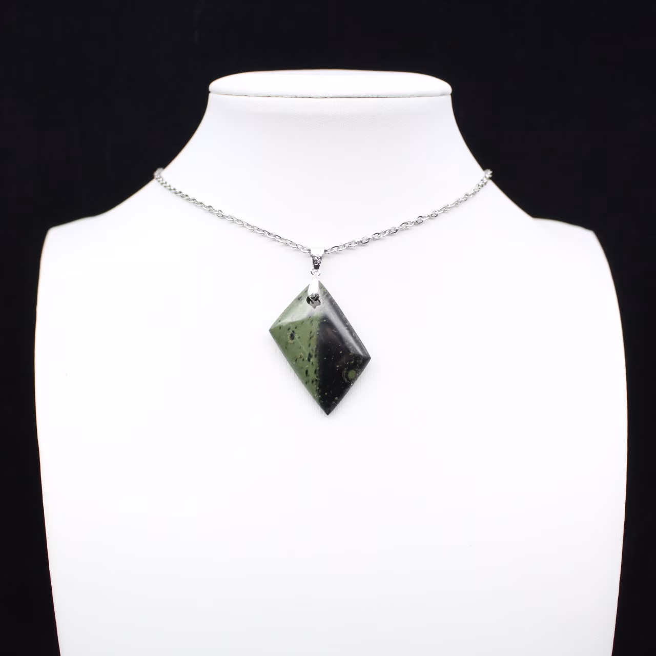 Pendentif de jaspe kambamba de forme de losange