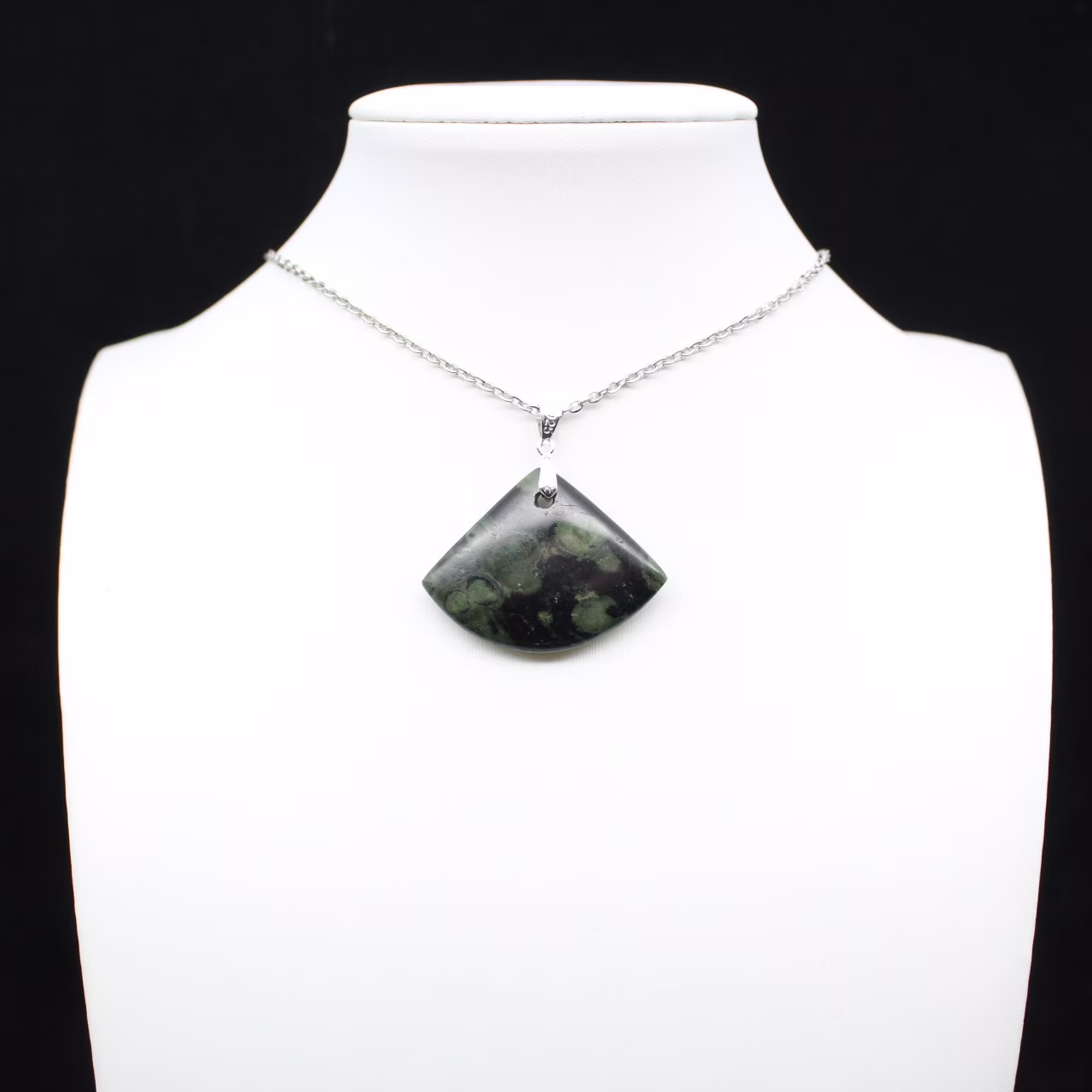 Pendentif de jaspe kambamba de forme d’éventail