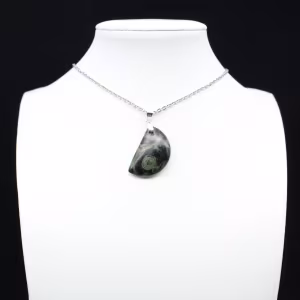 Pendentif de jaspe kambamba de forme de lune