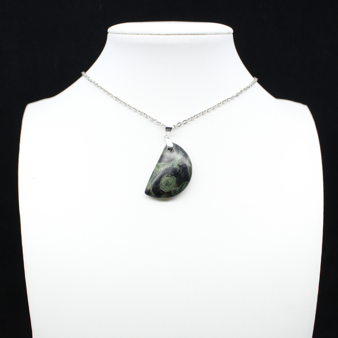 Pendentif de jaspe kambamba de forme de lune