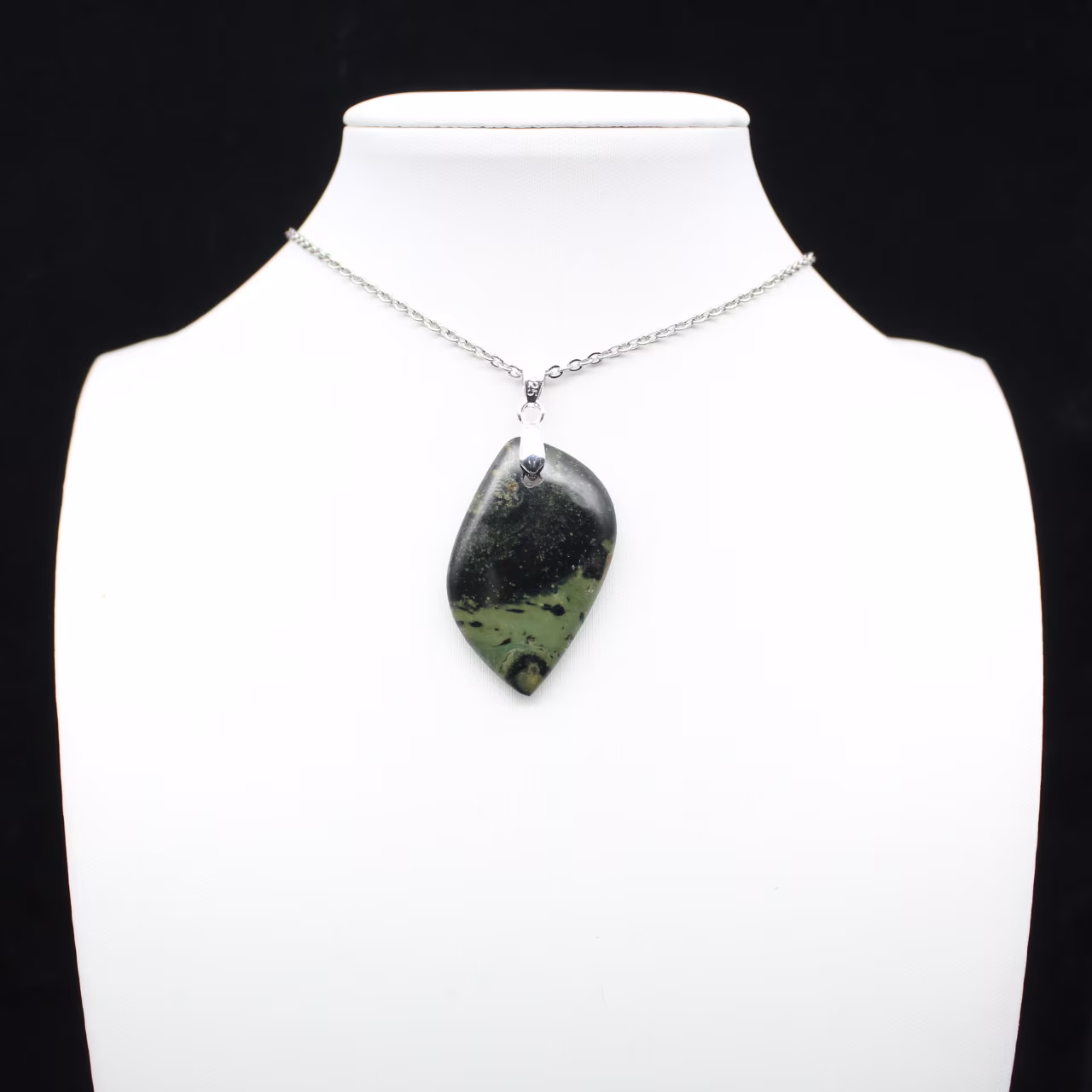 Pendentif de jaspe kambamba en forme de flamme