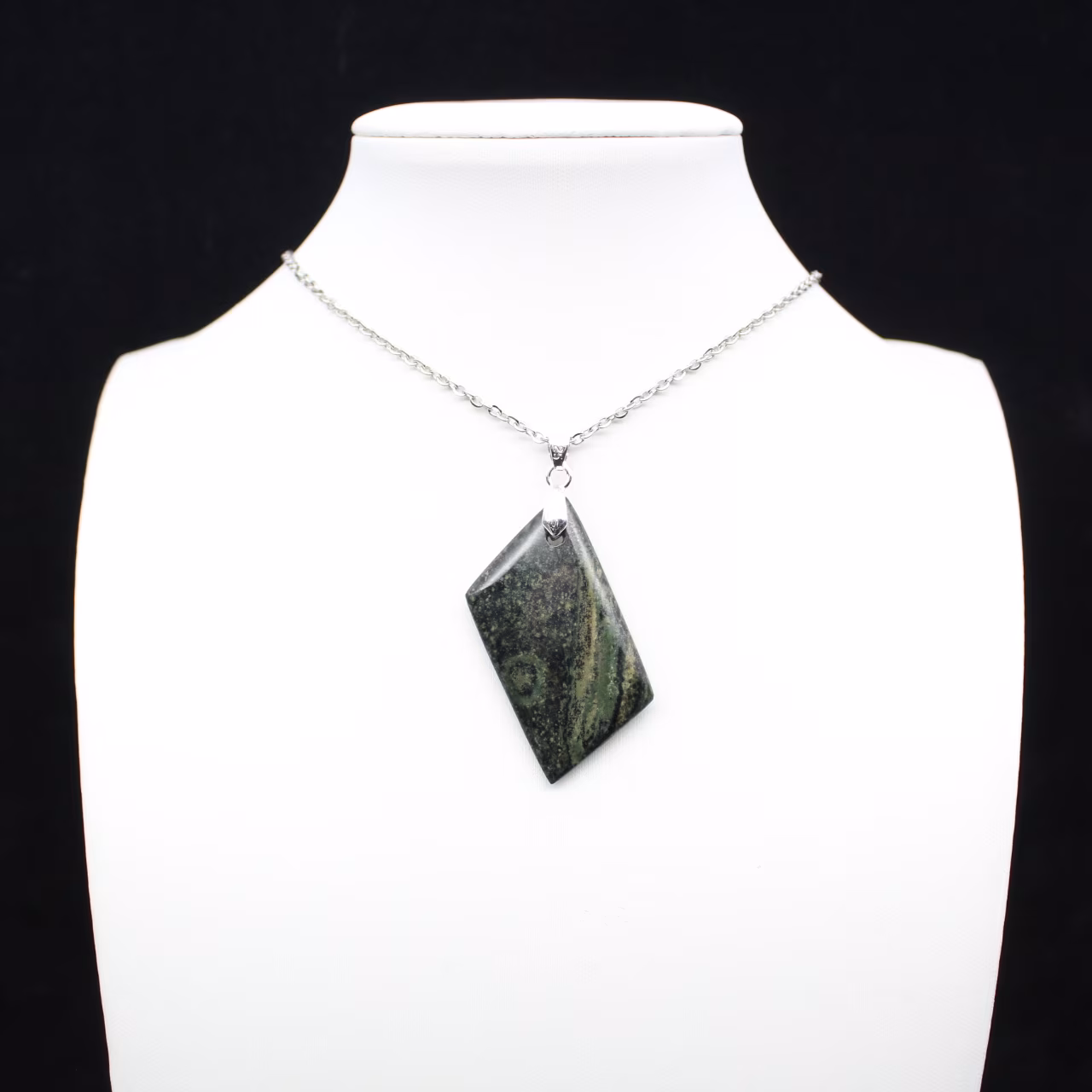 Pendentif de jaspe kambamba de forme de losange