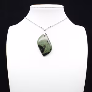 Pendentif de jaspe kambamba en forme de flamme