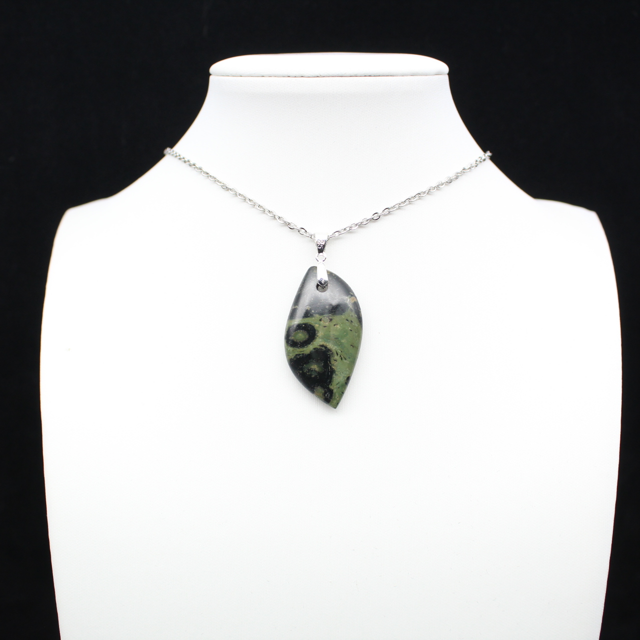 Pendentif de jaspe kambamba en forme de feuille