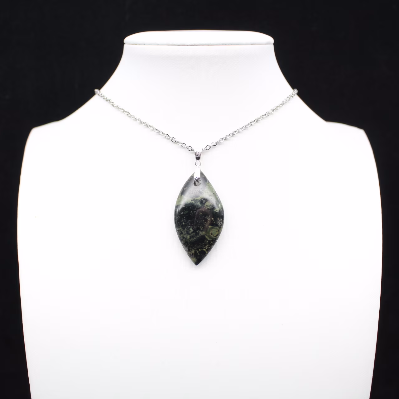 Pendentif de jaspe kambamba en forme de feuille