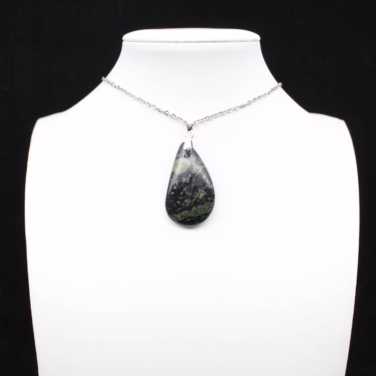 Pendentif de jaspe kambamba en forme de goutte