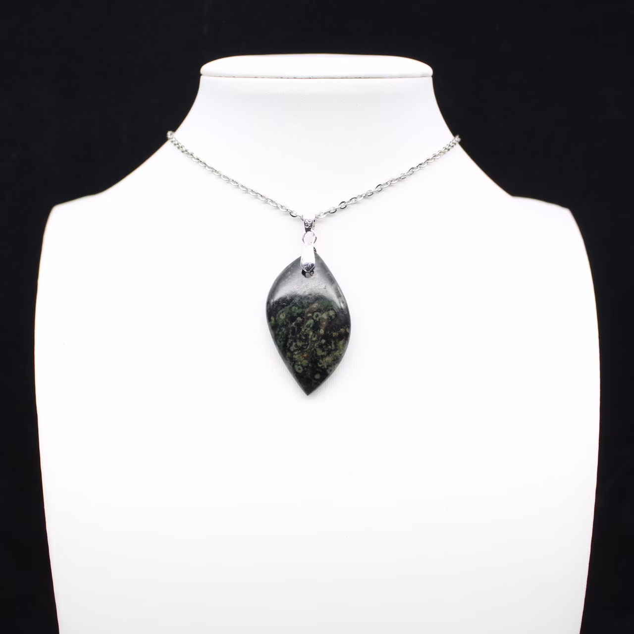 Pendentif de jaspe kambamba en forme de flamme