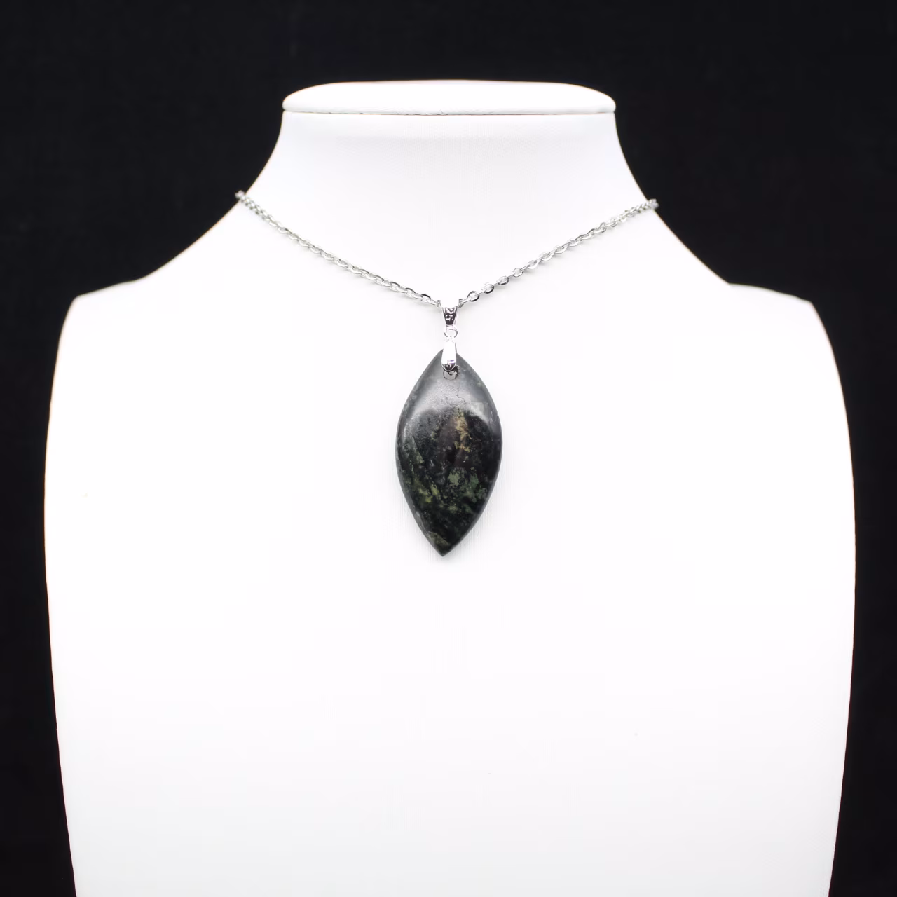 Pendentif de jaspe kambamba en forme de feuille