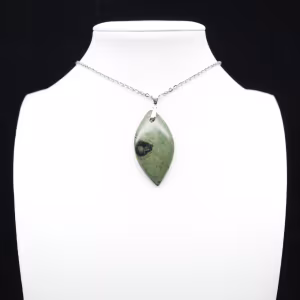 Pendentif de jaspe kambamba en forme de feuille