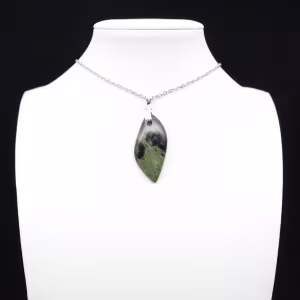 Pendentif de jaspe kambamba en forme de feuille