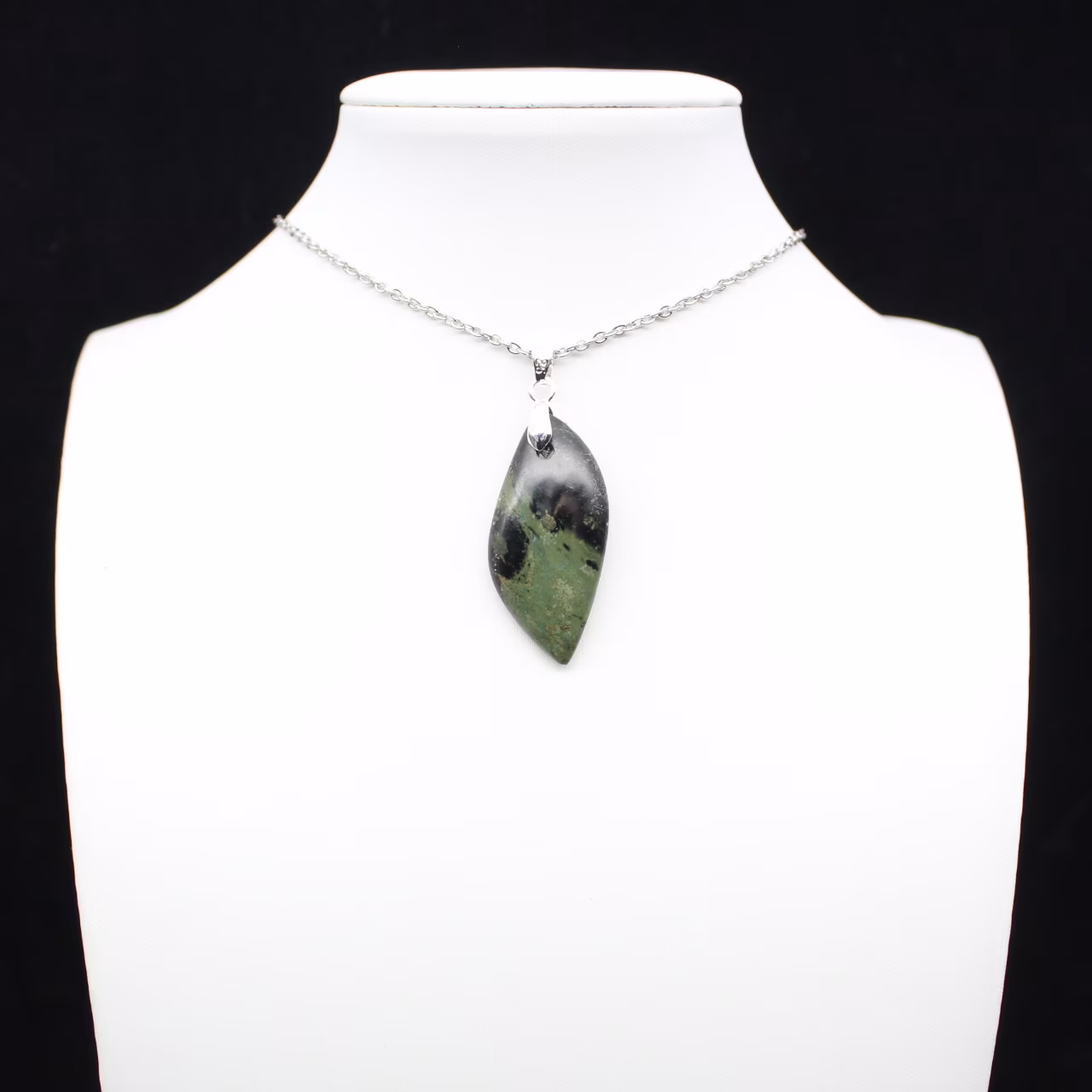 Pendentif de jaspe kambamba en forme de feuille