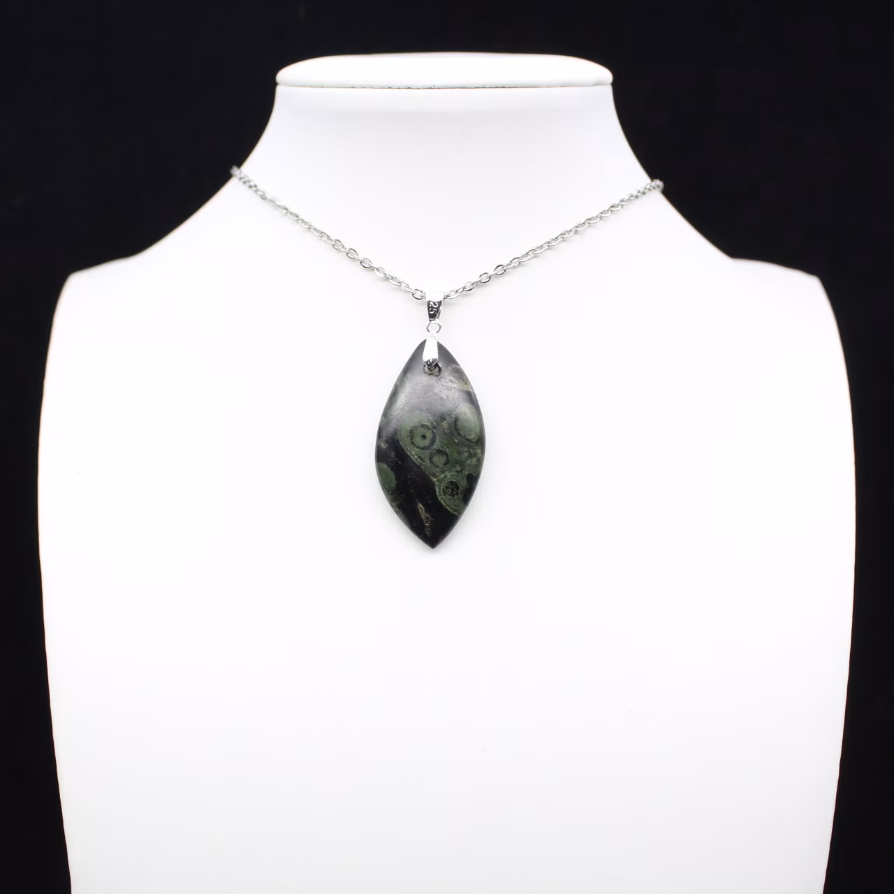 Pendentif de jaspe kambamba en forme de feuille
