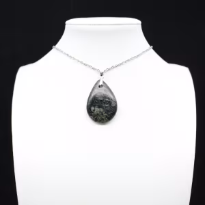 Pendentif de jaspe kambamba en forme de goutte