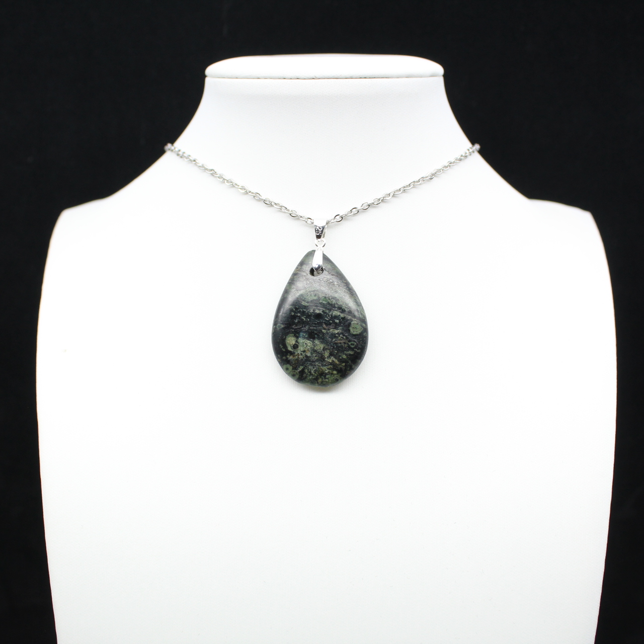 Pendentif de jaspe kambamba en forme de goutte