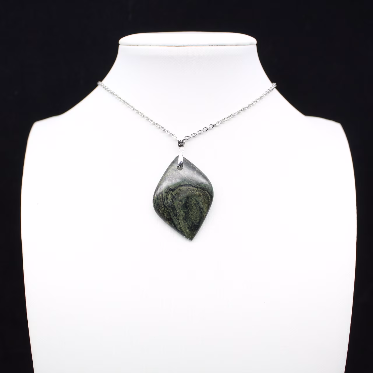 Pendentif de jaspe kambamba en forme de feuille