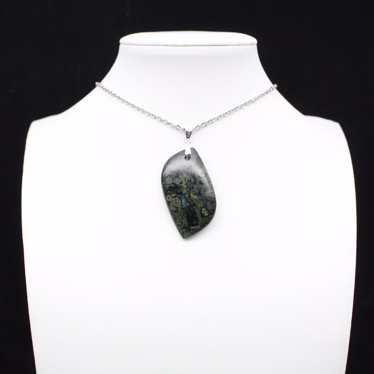 Pendentif de jaspe kambamba en forme de flamme