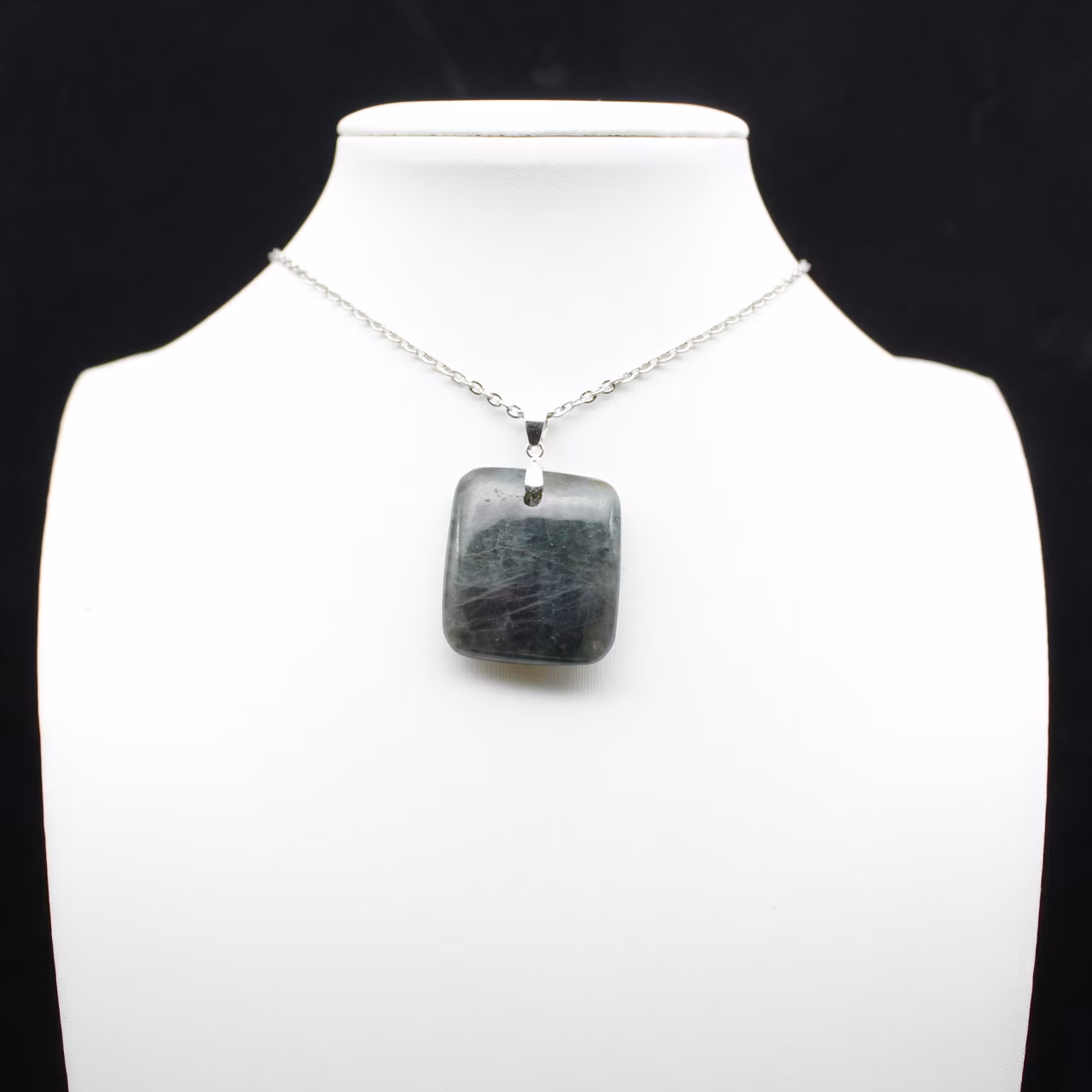 Pendentif carré en labradorite naturelle