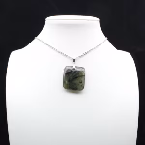 Pendentif carré en labradorite de Madagascar