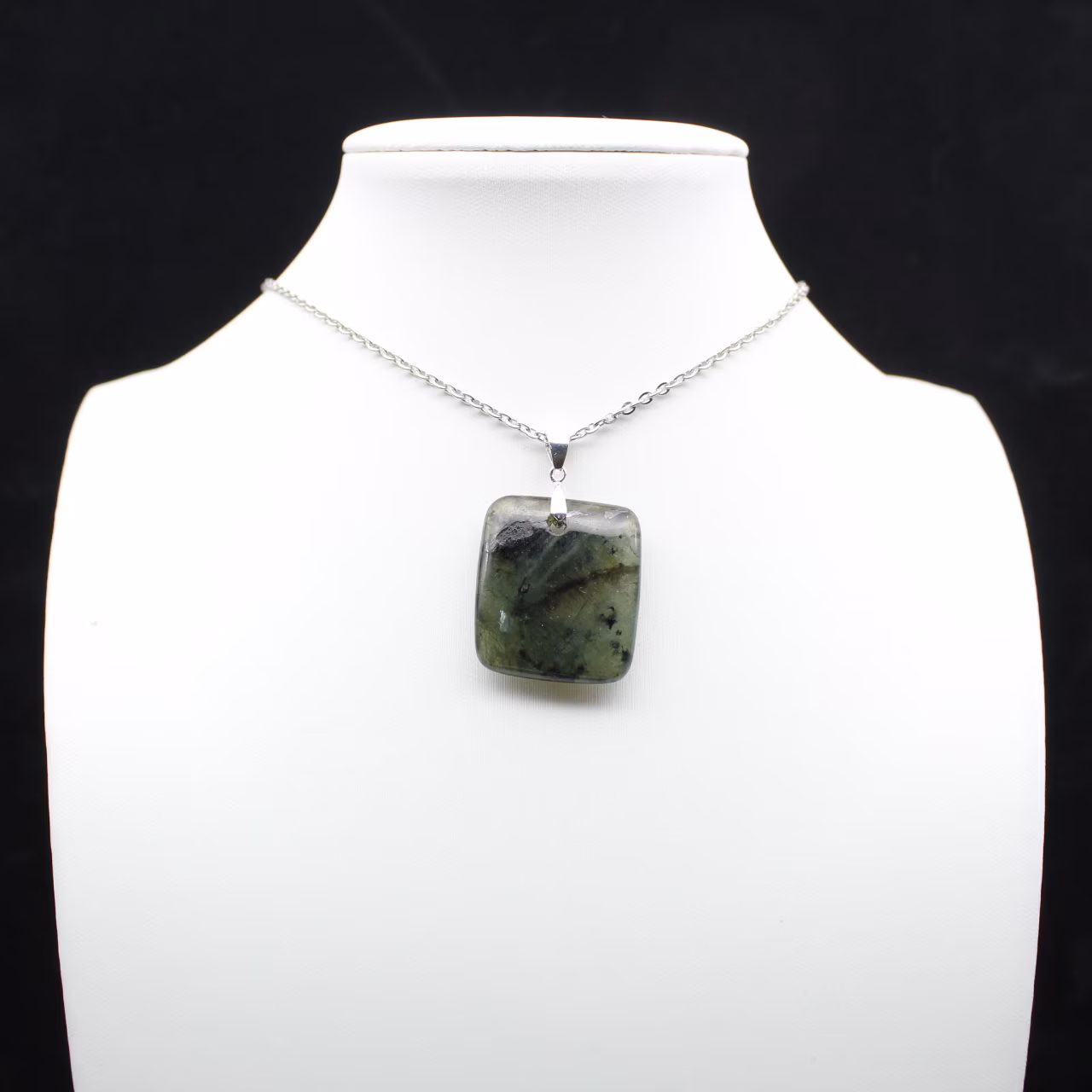 Pendentif carré en labradorite de Madagascar