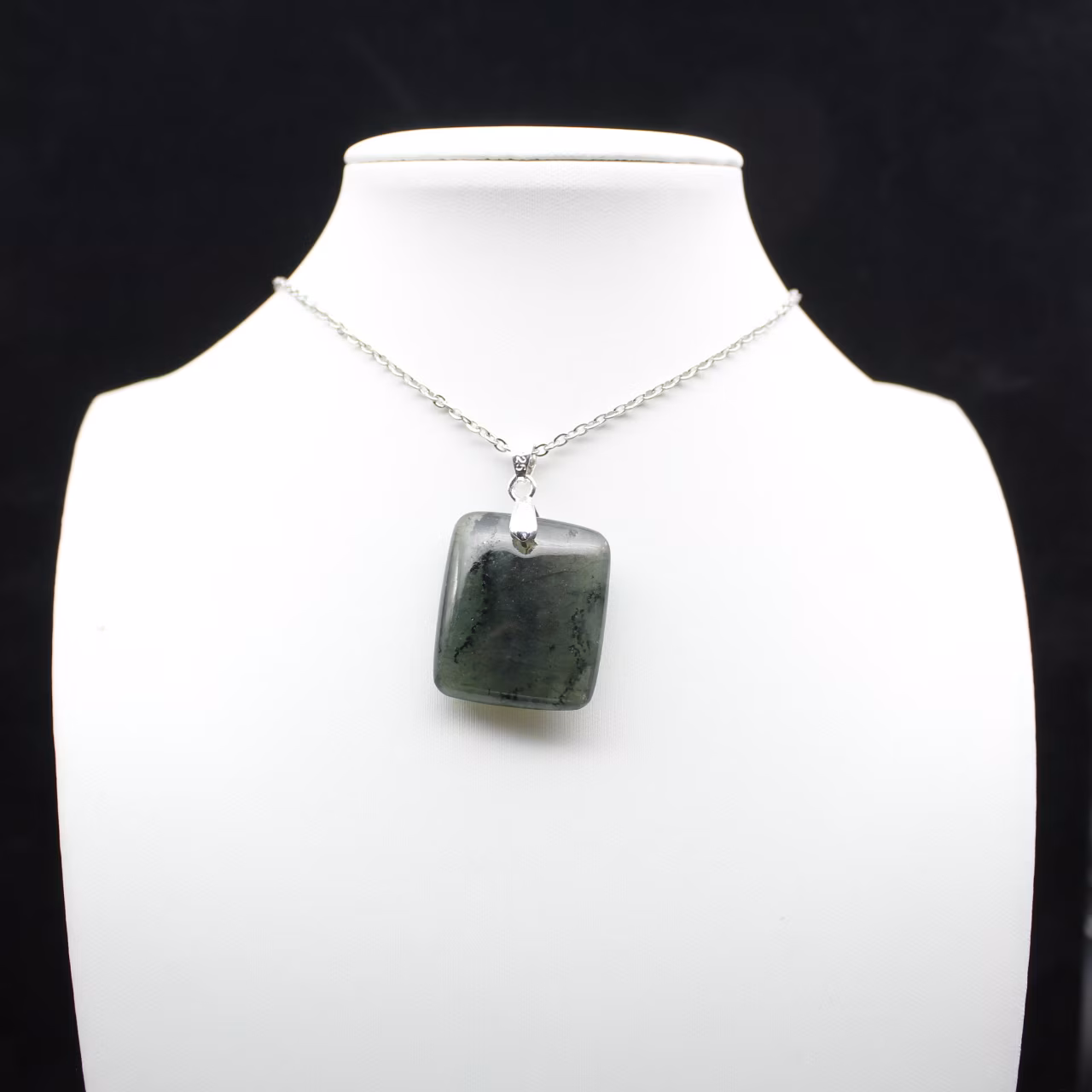 Pendentif carré en labradorite naturelle