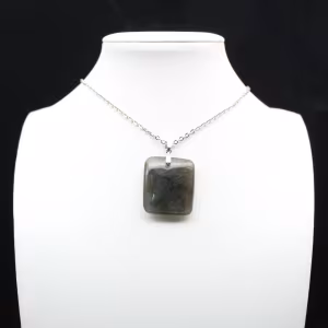 Pendentif carré en labradorite de Madagascar