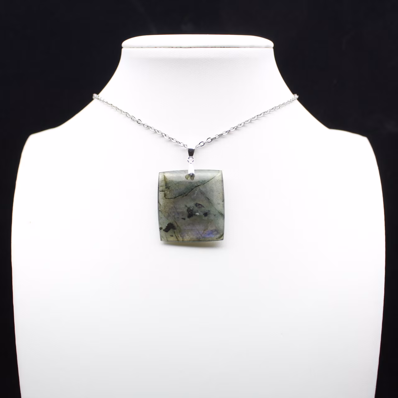Pendentif carré en labradorite de Madagascar