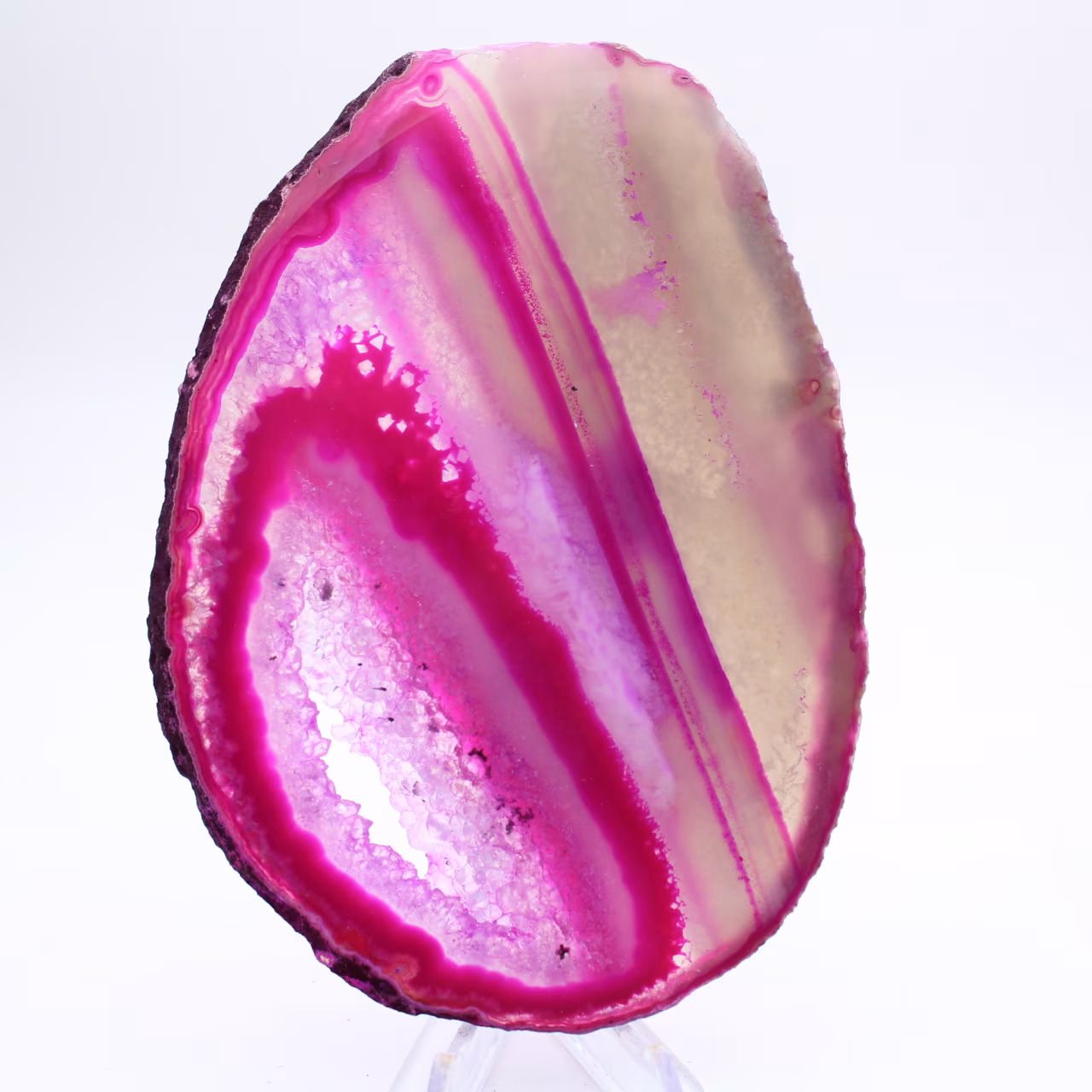 Agate en tranche teinté rose polie