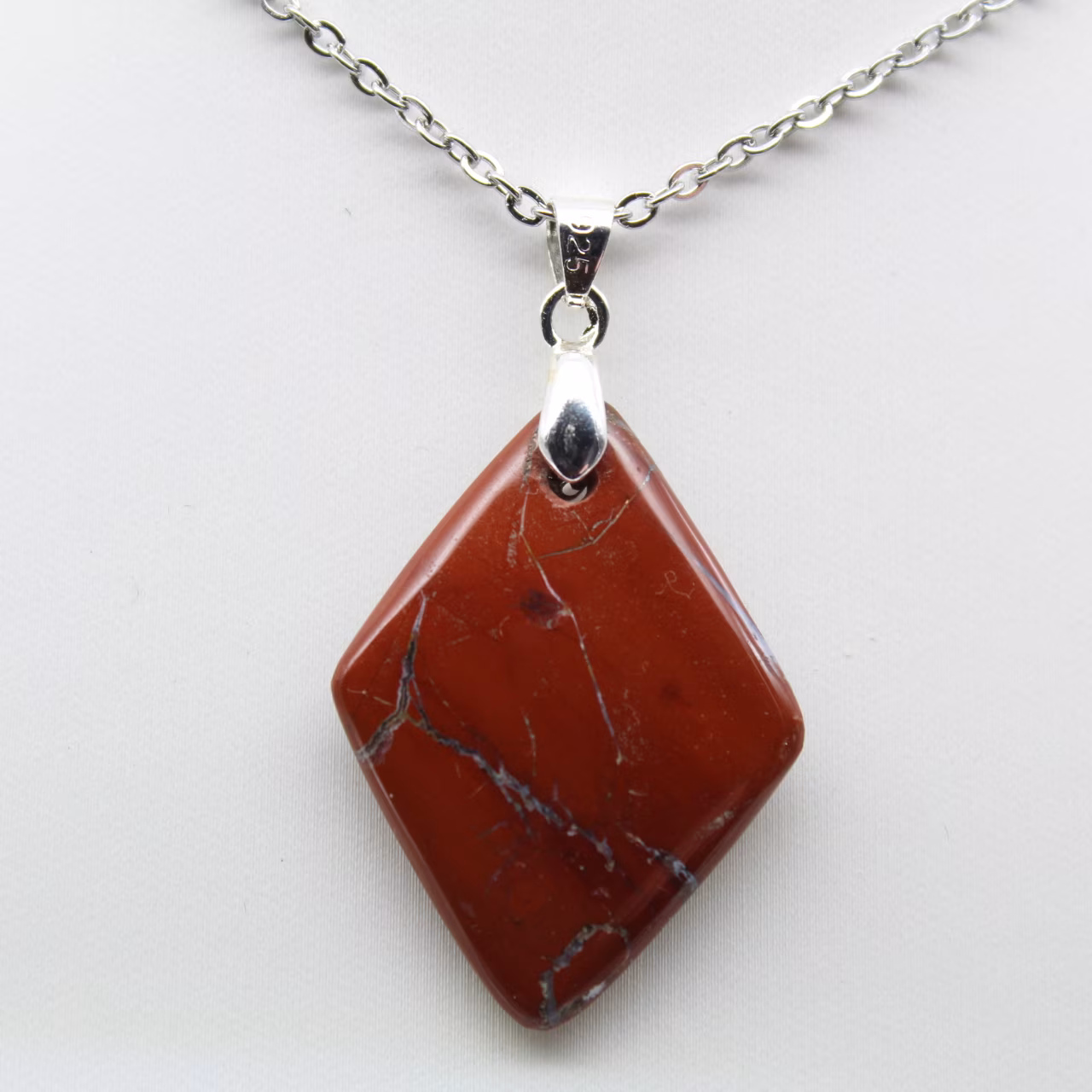 Petit Pendentif en Jaspe Rouge