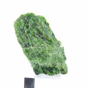 Chromediopside brut sur socle, spécimen nordique authentique 70 g