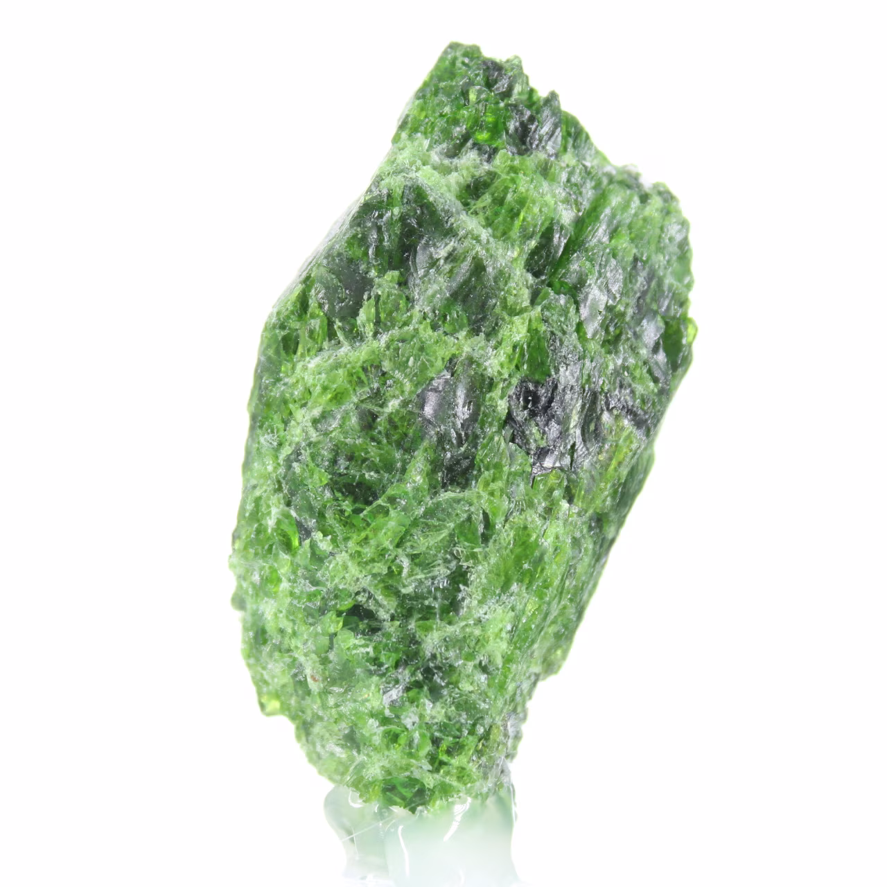 Chromediopside brut de Finlande, minéral vert sur socle 60 g