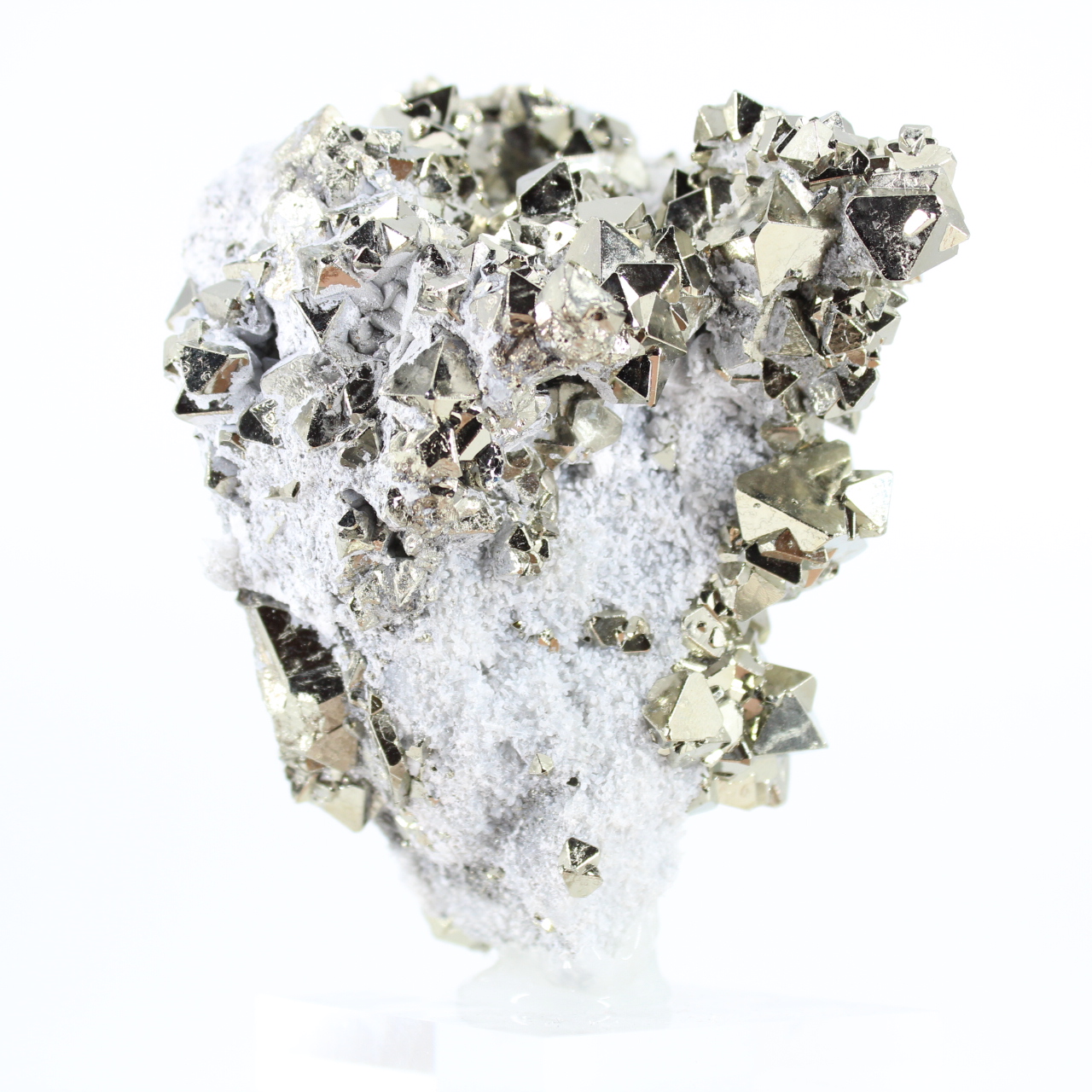 Cristaux de pyrite octaédrique naturelle du Pérou sur socle