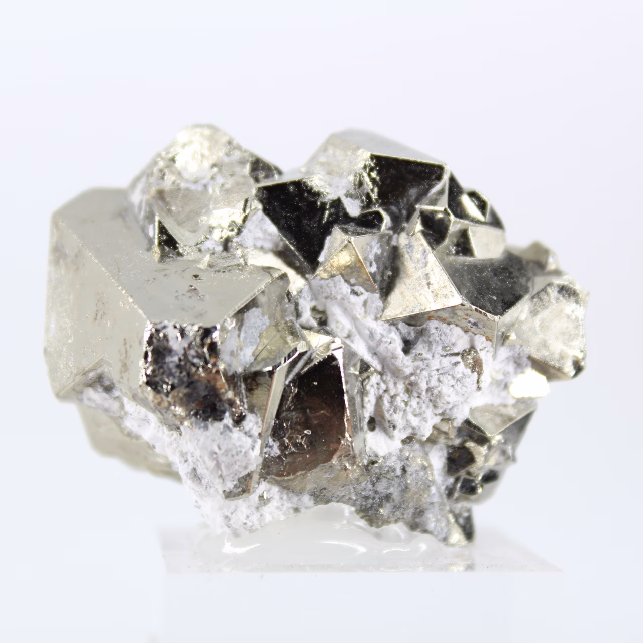 Pyrite géométrique du Pérou – Cristaux en octaèdres sur socle
